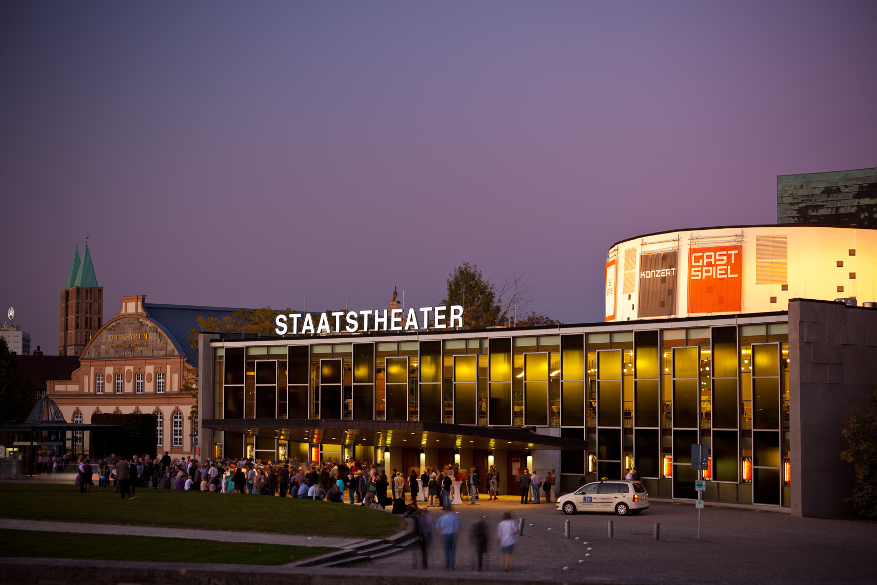 Fotograf in Kassel: Staatstheater Kassel in der Abenddämmerung