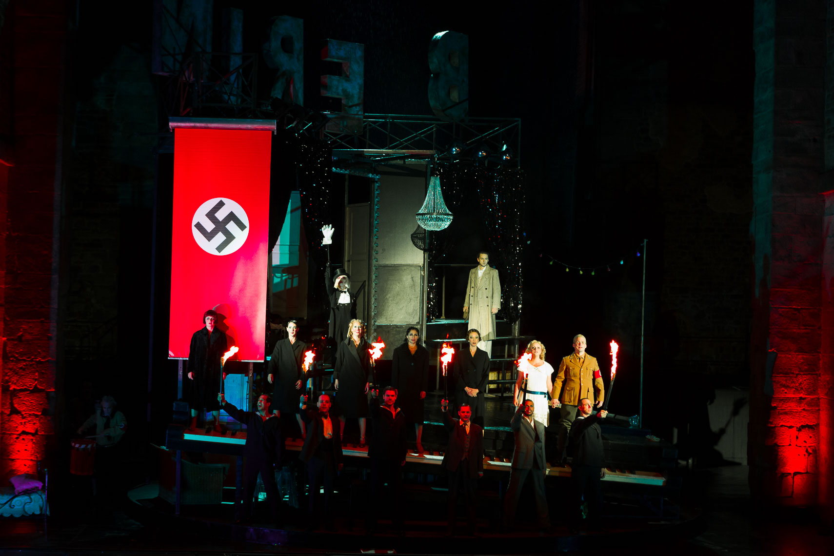 TheaterFotograf Kassel: „Cabaret” -  Aufmarsch der Nazis