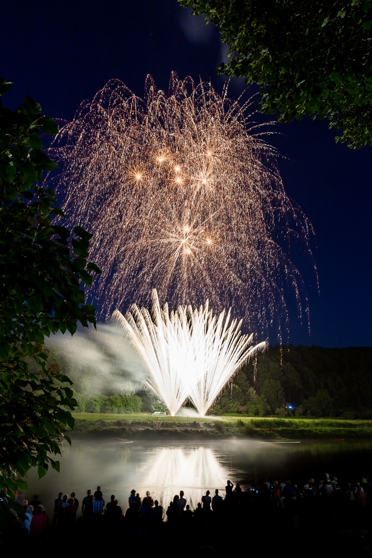 Fotojournalist in Kassel: Feuerwerk Weserbeleuchtung Gieselwerder