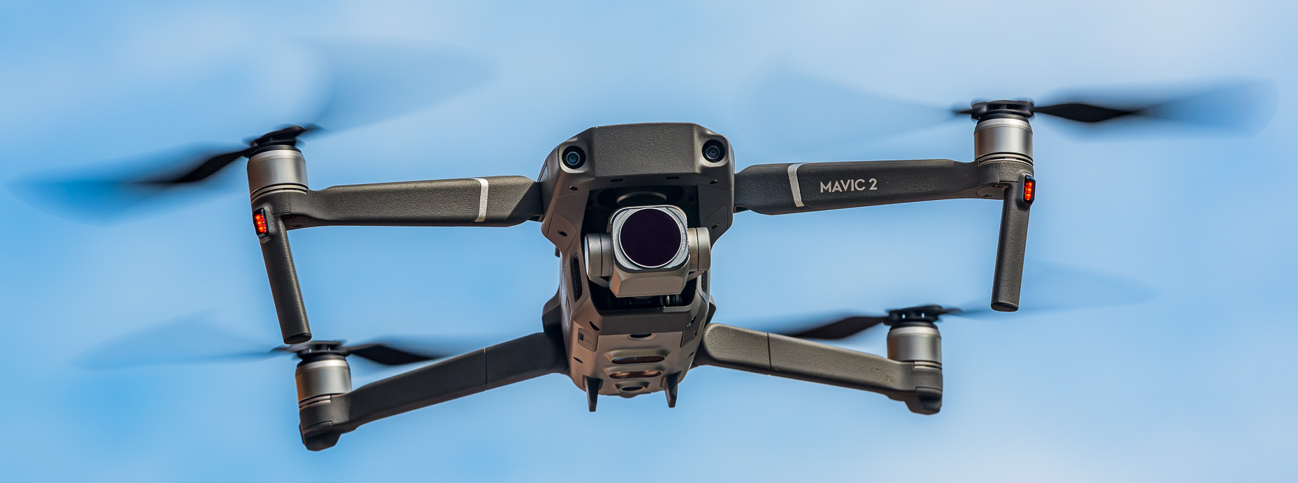 Eine Drohne des Typ DJI Mavic 2 Pro mit Hasselblad L1D-20c Kamera fliegt vor blauem Himmel - fotografiert vom Drohnenfotograf aus Kassel” style=