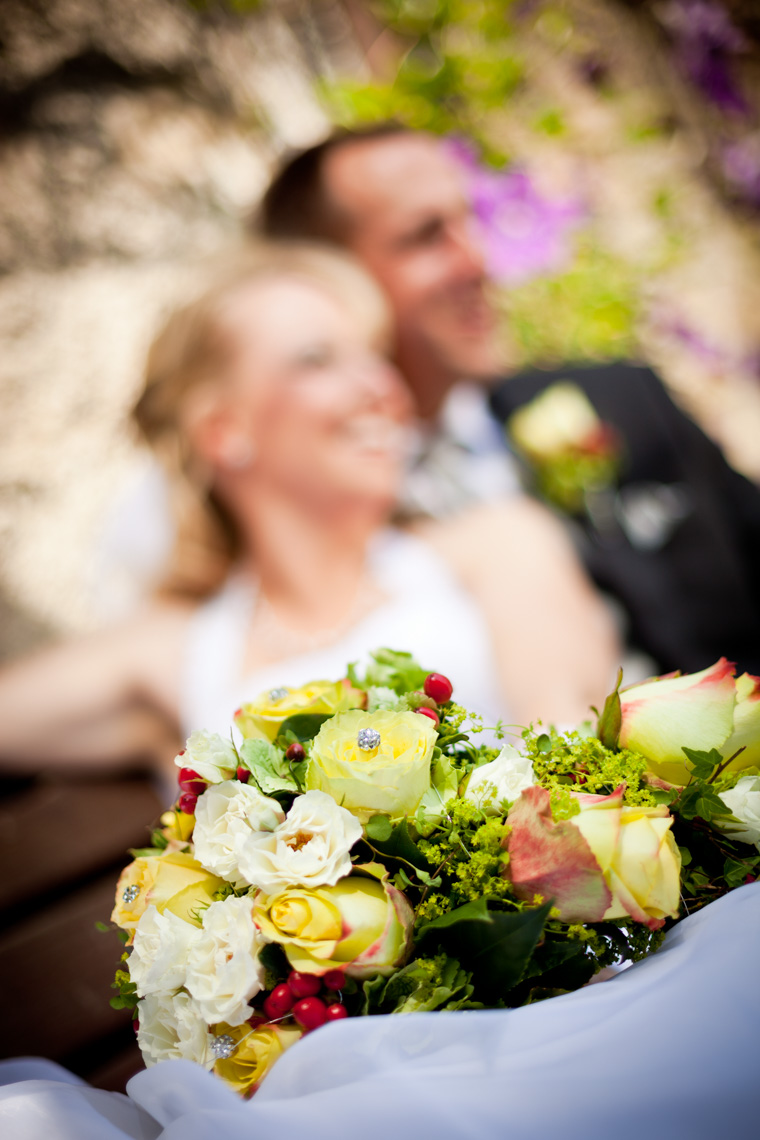 Hochzeitsfotograf Kassel: Brautstrauß mit Brautpaar